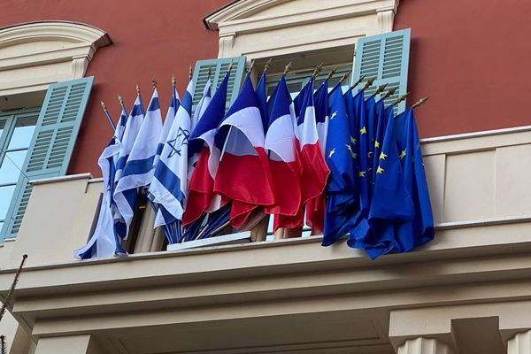 Le drapeau d'Israël installé sur la mairie de Nice ne sera pas retiré tout de suite